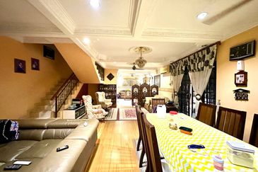 Double Storey END LOT Taman Melawati.