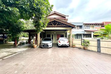 Double Storey END LOT Taman Melawati.