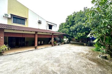 Double Storey END LOT Taman Melawati.