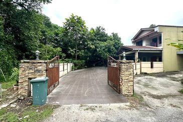 Double Storey END LOT Taman Melawati.