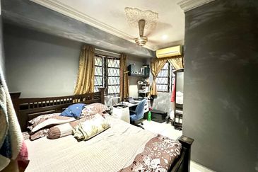 Double Storey END LOT Taman Melawati.