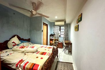 Double Storey END LOT Taman Melawati.