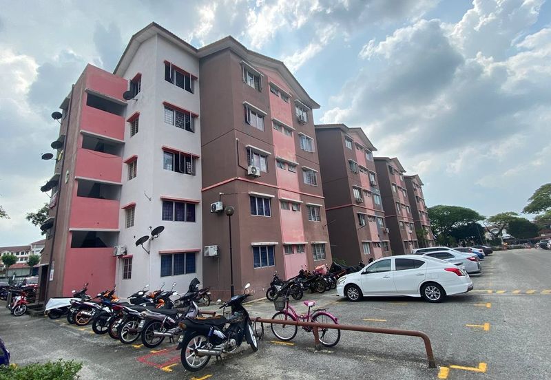 Iris Apartment, Saujana Utama, Sungai Buloh 