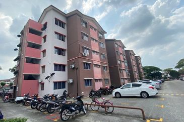 Iris Apartment, Saujana Utama, Sungai Buloh 