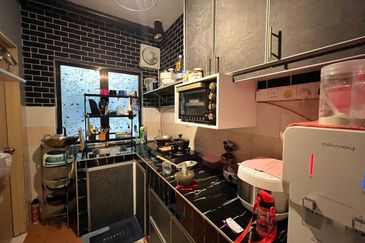 Dahlia Apartment ( Saujana Utama 2 )