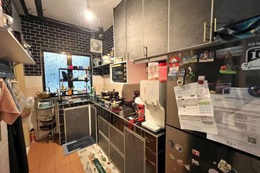 Dahlia Apartment ( Saujana Utama 2 )