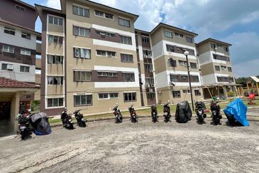Dahlia Apartment ( Saujana Utama 2 )