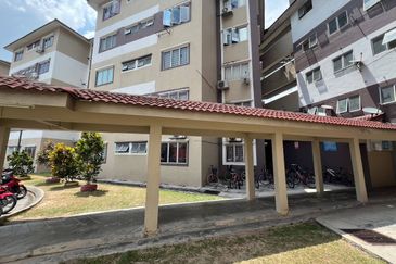 Dahlia Apartment ( Saujana Utama 2 )