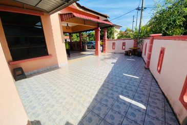 END LOT TAMAN TANJUNG MINYAK JAYA WITH EXTRA LAND