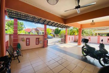 END LOT TAMAN TANJUNG MINYAK JAYA WITH EXTRA LAND