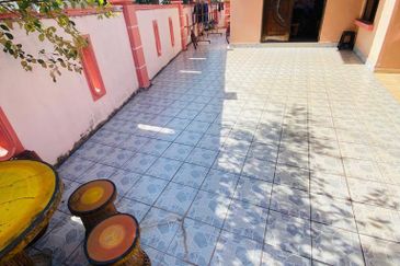 END LOT TAMAN TANJUNG MINYAK JAYA WITH EXTRA LAND