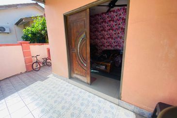 END LOT TAMAN TANJUNG MINYAK JAYA WITH EXTRA LAND