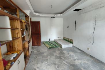 Taman Pinggiran Golf Paroi