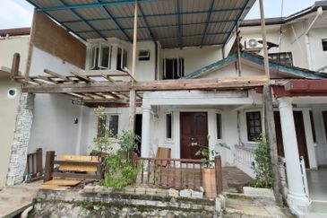 Taman Pinggiran Golf Paroi