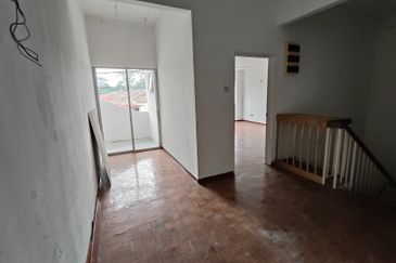 Taman Pinggiran Golf Paroi