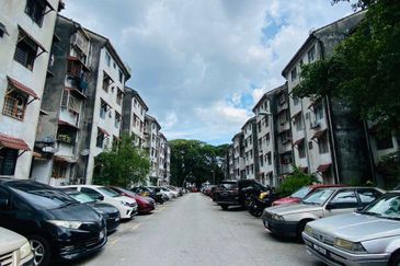 FLAT DESA PETALING REFURBISHED UNIT FOR SALE