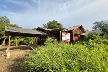 RUMAH KAMPUNG & TANAH LUAS DI PASIR PANJANG PD UNTUK DJUAL