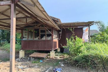 RUMAH KAMPUNG & TANAH LUAS DI PASIR PANJANG PD UNTUK DJUAL