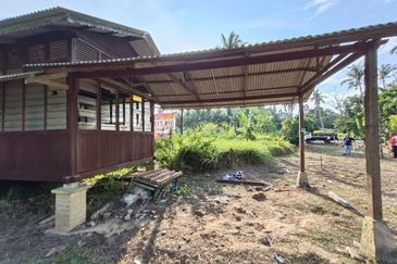 RUMAH KAMPUNG & TANAH LUAS DI PASIR PANJANG PD UNTUK DJUAL