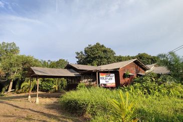 RUMAH KAMPUNG & TANAH LUAS DI PASIR PANJANG PD UNTUK DJUAL