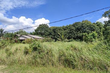 RUMAH KAMPUNG & TANAH LUAS DI PASIR PANJANG PD UNTUK DJUAL