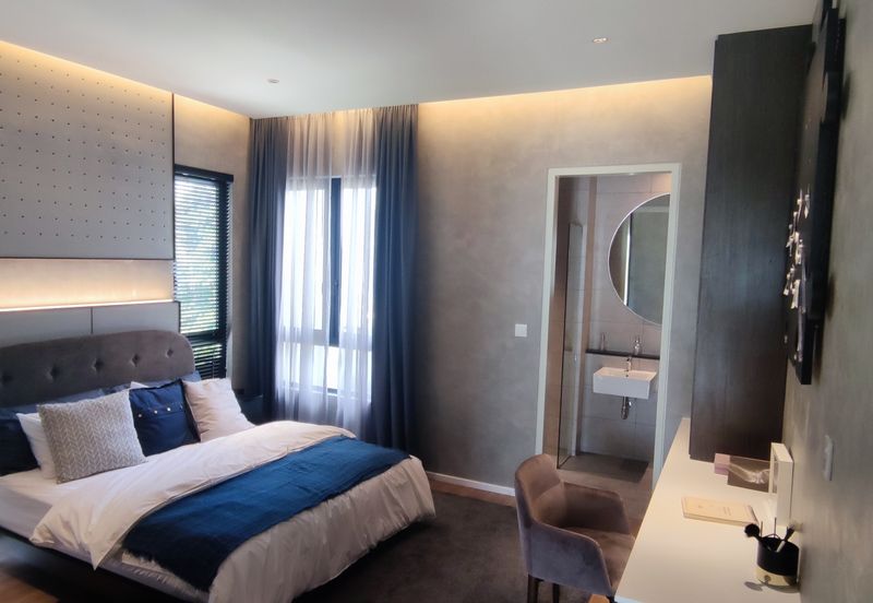 Luxura Residence @ twentyfive.7