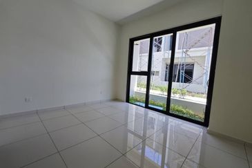 Luxura Residence @ twentyfive.7