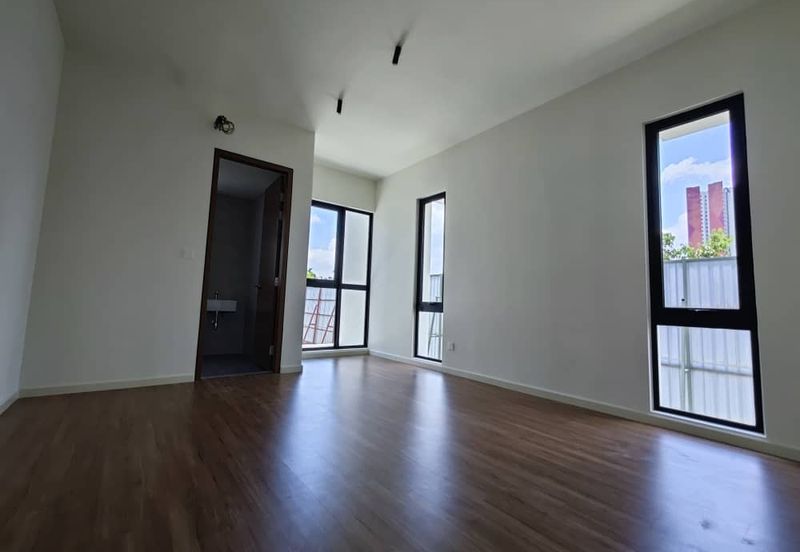 Luxura Residence @ twentyfive.7