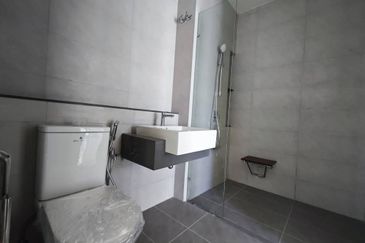 Luxura Residence @ twentyfive.7