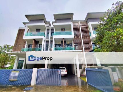 [Spacious Land Area & Ample parking space] 2.5 Storey Terrace House with Small Swimming Pool [9 min to Multimedia University - MMU Cyberjaya & Univers, Selangor, Puchong