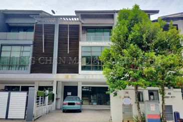 Stratified 3 Storey Terrace House