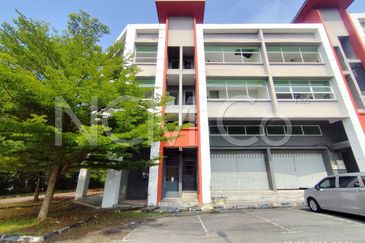 [Adjacent to Ipoh - Lumut Highway] 3 Storey Shop Office [9 min to AEON BiG Taman Falim]