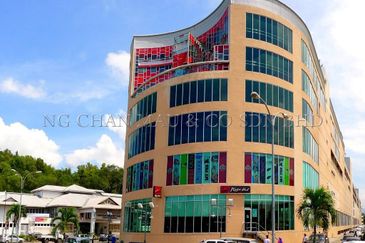 [Prime location with high foot traffic] Shop Lot [Surrounded by Various Amenities]