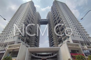 [Facing Vibrant Commercial Area] Condominium [4 min to KPJ Penang Specialist Hospital]