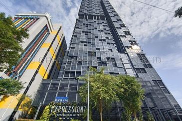 [Estimated Rental Income:  RM3,000/month; RM36,000/annum] Service Apartment [4 min to Raja Uda MRT Station; 7 min to Suria KLCC]