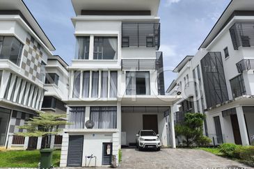 3 Storey Detached House with a lower ground floor