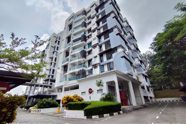 Duplex Condominium [4 min to MMU Cyberjaya & DPULZE Shopping Centre; 6 min to Gem In Mall Cyberjaya]