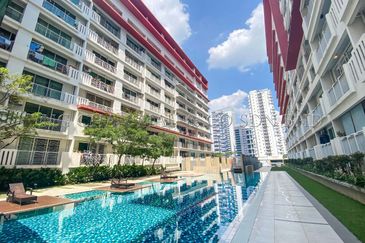 [Prime location with direct frontage along the DASH Highway] Service Apartment [5 min to Mutiara Damansara MRT Station]