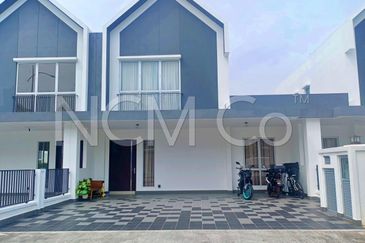 Gated and Guarded Community 2 Storey Terrace House 9 min to University of Nottingham Malaysia