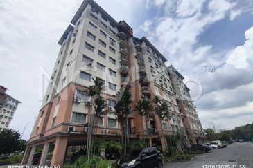 [5 min to BMC Mall] Condominium [8 min to Bandar Tun Hussein Onn MRT Station ]