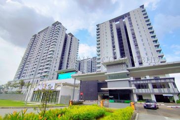 [Private lift foyer; Spacious layout] Condominium [4 min to Putra Permai MRT Station; 8 min to AEON Taman Equine]