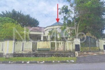 Residential Land erected with Abandoned Detached House