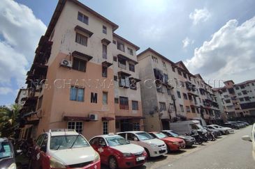 Apartment [6 min to Damansara Damai MRT Station; 10 min to DA Square]
