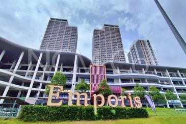 Strategic location in PJ Service Apartment 3 min to  Kota Damansara MRT Station