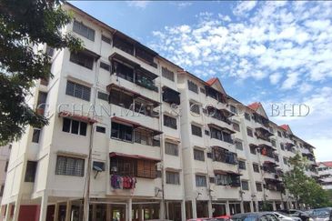 Flat [4 min away from Kota Damansara MRT Station; 7 min to Dataran Sunway, Sunway Giza Mall & Tropicana Gardens Mall]