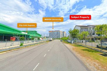 [Beside City-Link Express Bandar Saujana Putra] Town House [Behind MAHSA University]