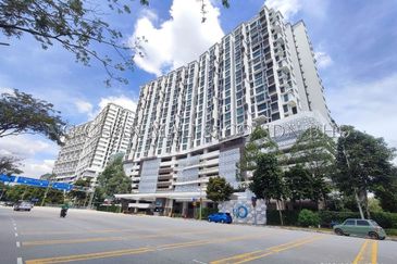 Service Apartment [4 min to Lembah Subang LRT Station; 7 min walk to Lotus's Ara Damansara; 8 min to CITTA Mall]