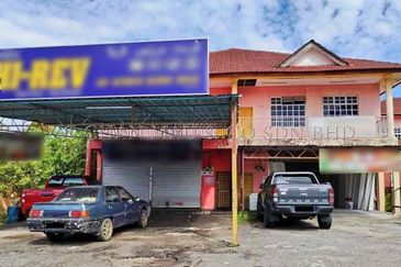 A Development Land together with a Unit of 1.5 Storey Shop House & 2 Units of 2 Storey Shop House