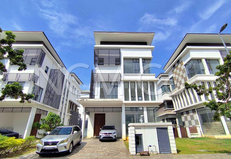 Gated and Guarded Community 3 Storey Detached House 9 min to Gamuda Walk Mall & AEON Big Bukit Rimau