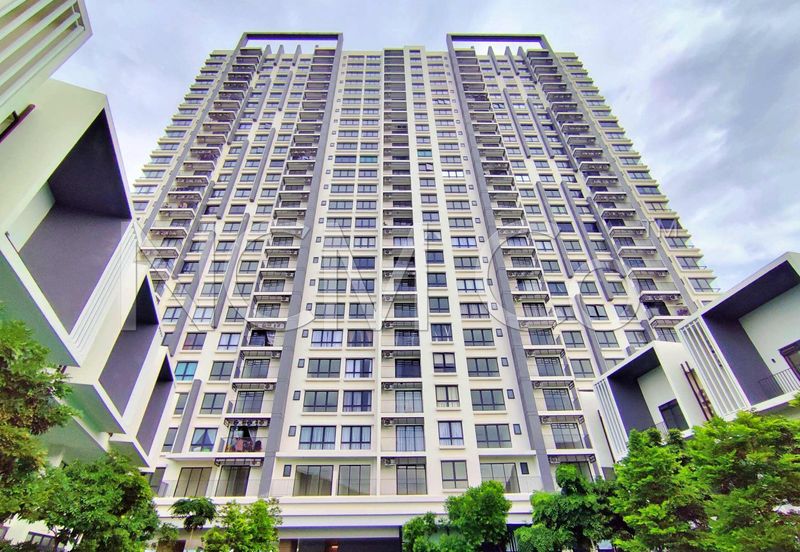 Doorstep to the nearest commercial area Condominium 8 min to Kolej Vokasional Sungai Buloh